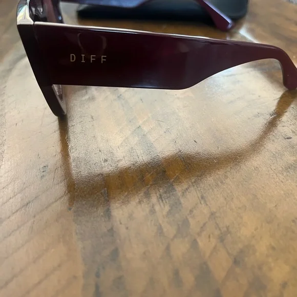 Diff Arden Sunglasses with case - Picture 4 of 6